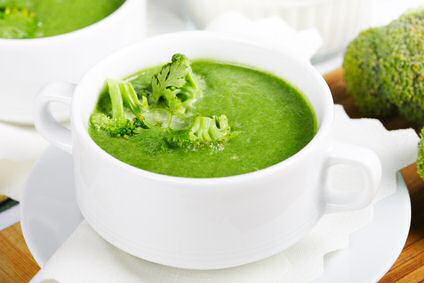 Zeer groene broccolisoep geserveerd in een soepkom