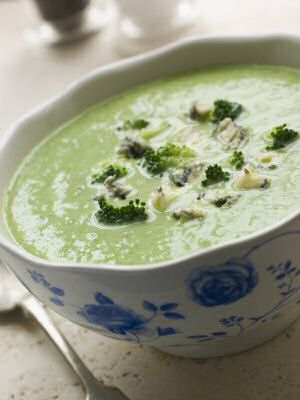 Een kom broccoli kaassoep met Stilton kaas door de soep gesmolten en geserveerd met enkele broccoliroosjes