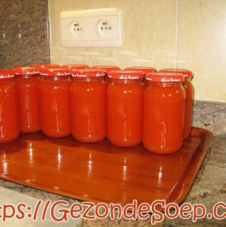 Potjes huisgemaakte tomatenpuree, klaar om de hele winter te gebruiken in soep, saus en stoofpotjes