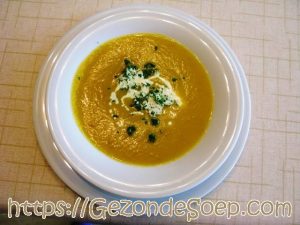 Romige butternutsoep met prei en een lepeltje room – eenvoudig recept van GezondeSoep.com