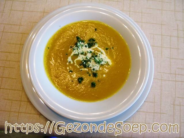 Romige butternutsoep met prei en een lepeltje room – eenvoudig recept van GezondeSoep.com