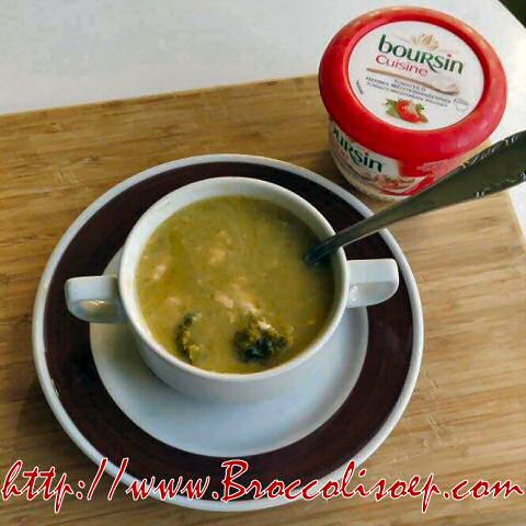 Romige broccolisoep met kaas, eenvoudig gemaakt met slechts 5 ingrediënten