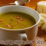 Grootmoeders erwtensoep met schenkel zoals vroeger, geserveerd met stokbrood
