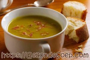 Grootmoeders erwtensoep met schenkel zoals vroeger, geserveerd met stokbrood