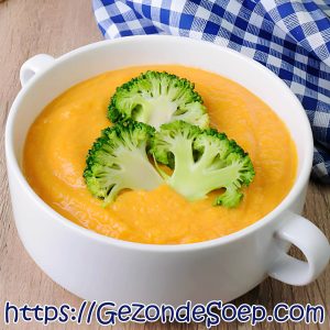 Broccoli pompoensoep – romig, vullend en verrassend lekker Romige broccoli pompoensoep met cheddar en zuurdesembrood – stevige maaltijdsoep
